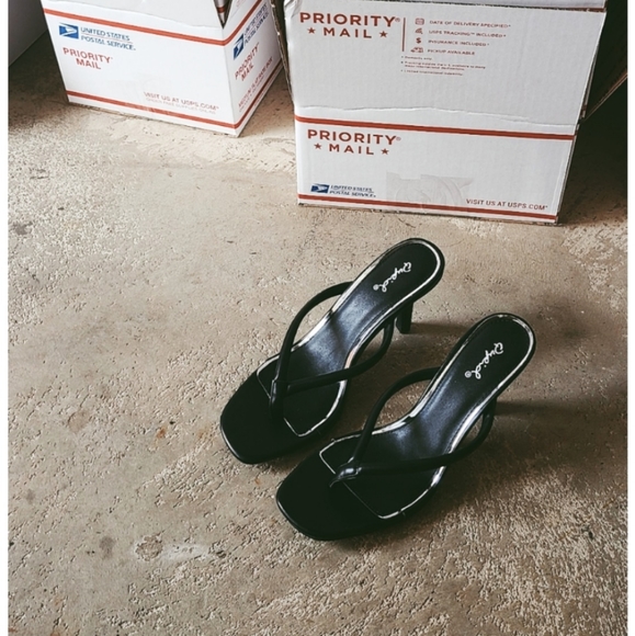 🚨LAST CHANCE//Black thong sandal - Picture 2 of 3